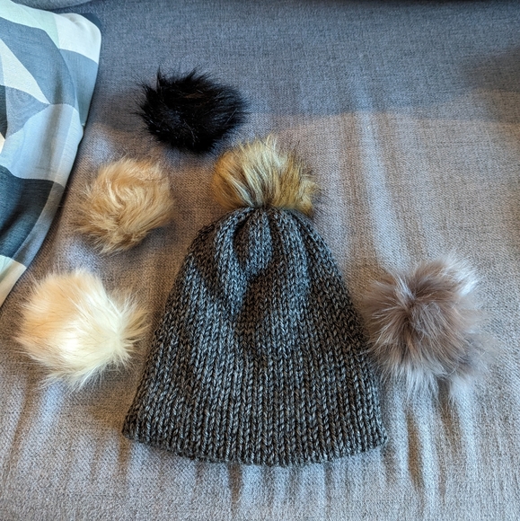 Kids knit toque with pompom - Picture 10 of 12